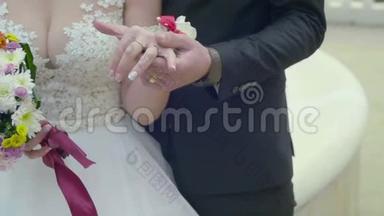 已婚夫妇牵手的特写镜头。 新郎新娘户外婚礼视频